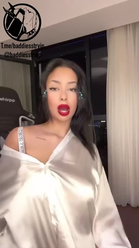 Nehirpp Saten Gömlek Dudak Isır Dekolte Şovu