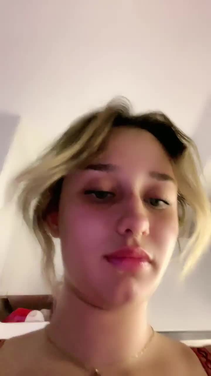 Naz Elbir Kırmızı Üstte Dudaklarını Yalıyor