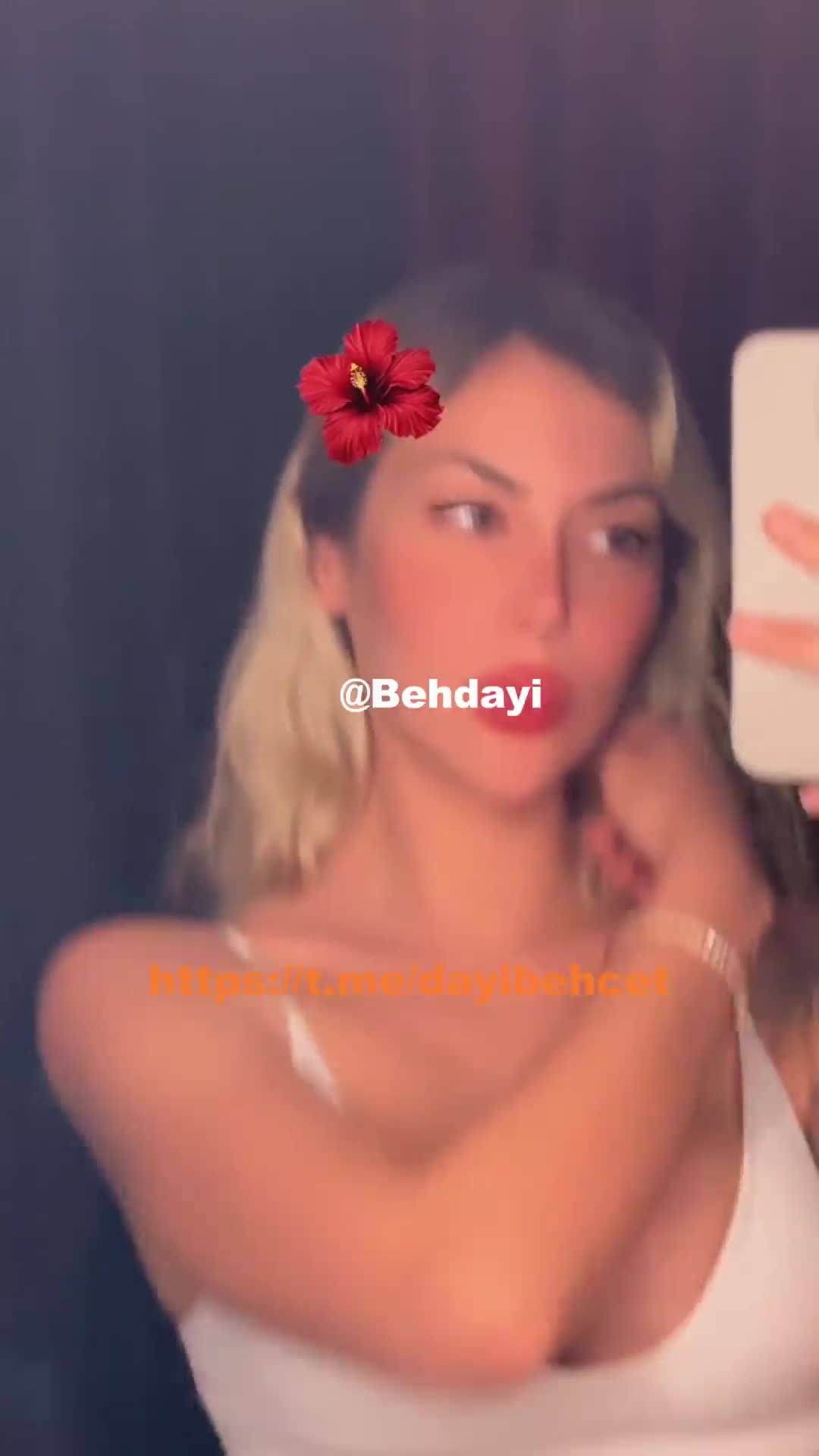 Şeyda Nur Tunç Kırmızı Çiçek Beyaz Kıyafet Selfie