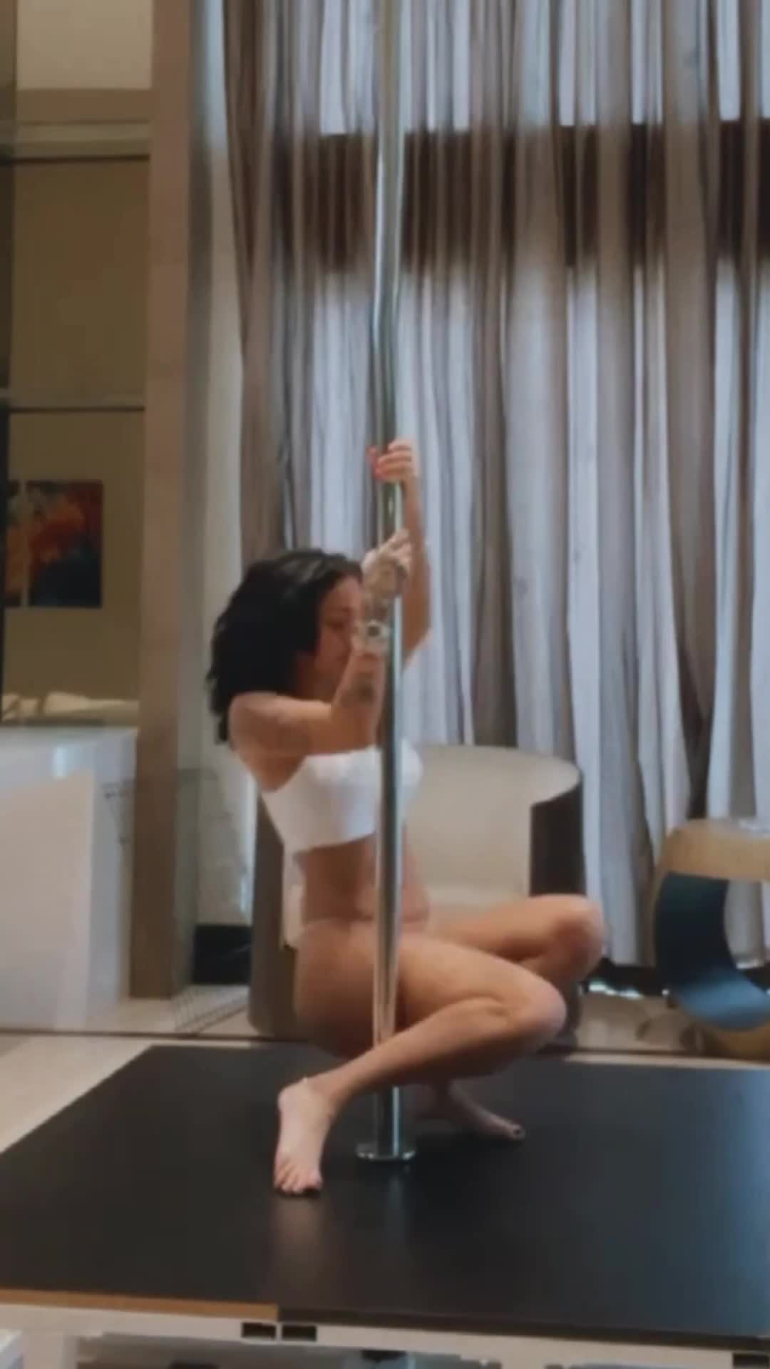 Pole Dansı Bacak Açma Malu Trevejo Ifşa