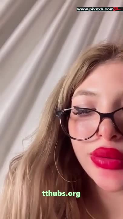 HelloDespina Gözlüklü Etli Amını Açıp Dildo Sokuyor