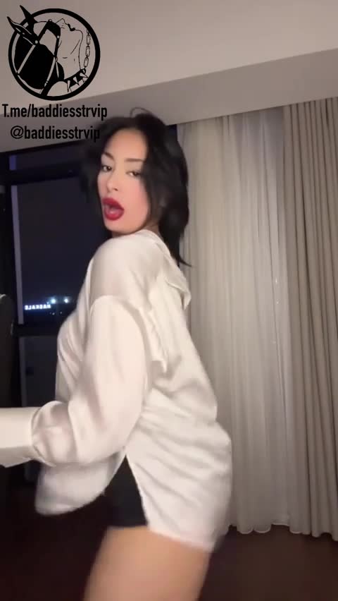 Nehirpp Beyaz Saten Siyah Şort Kalça Açıyor Ifsa