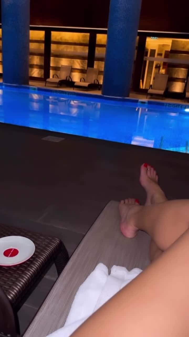 Şeyma Mestoğlu İfsa Havuz Bacak Açma