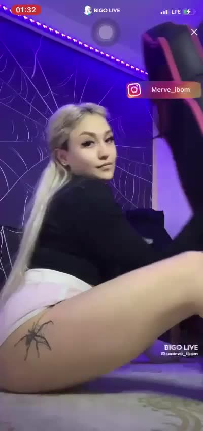 Örümcek Ifşa Dövmeli Kalça Sallama