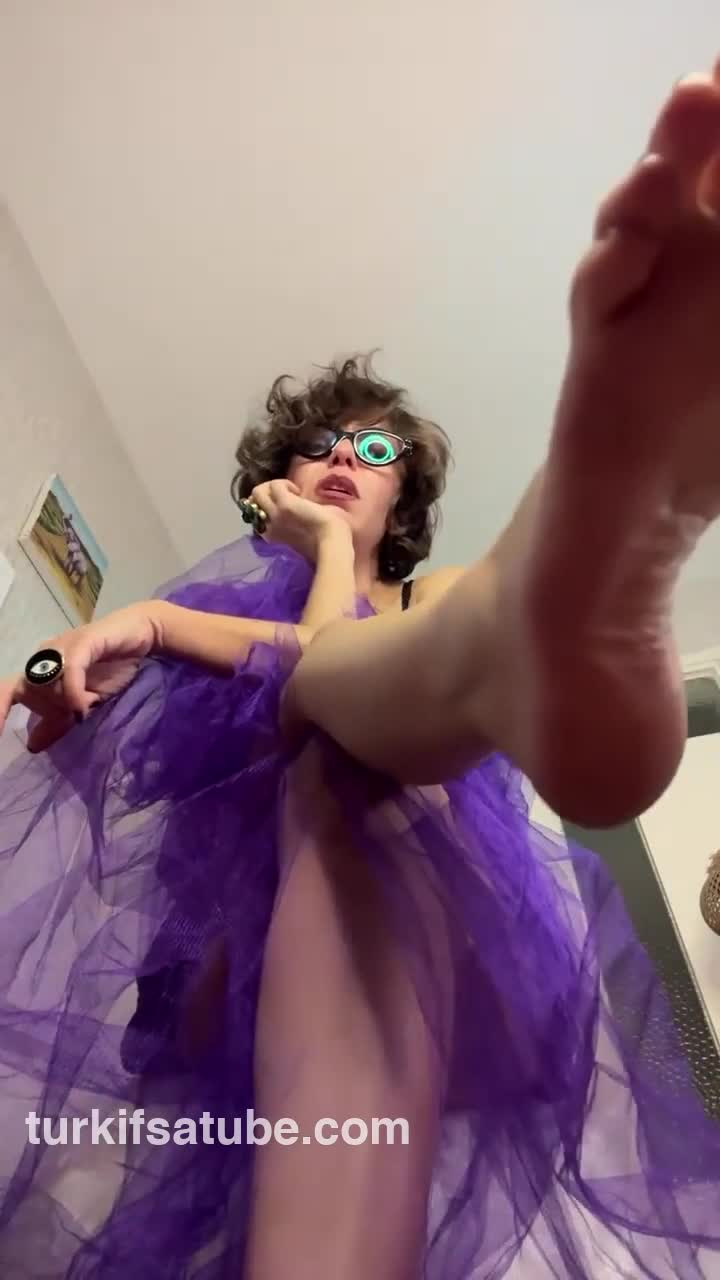 Karolin Fişekçi Sivri Topukla Ayak Ezme Ifsa