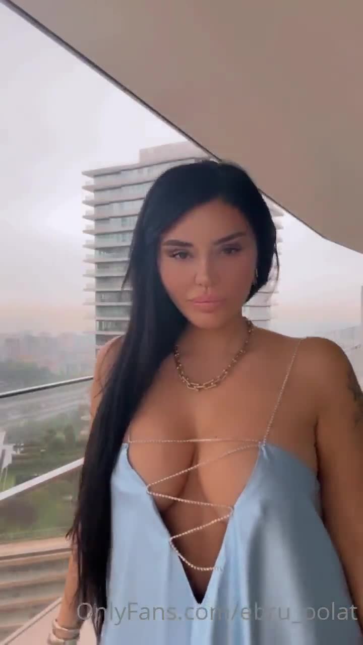 Ebru Polat Balkonda Mavi Elbise Göğüs Gösteriyor Ifsa