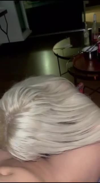 İlçin Karagöz Sarı Perukla Masada Kalça Oturtuyor