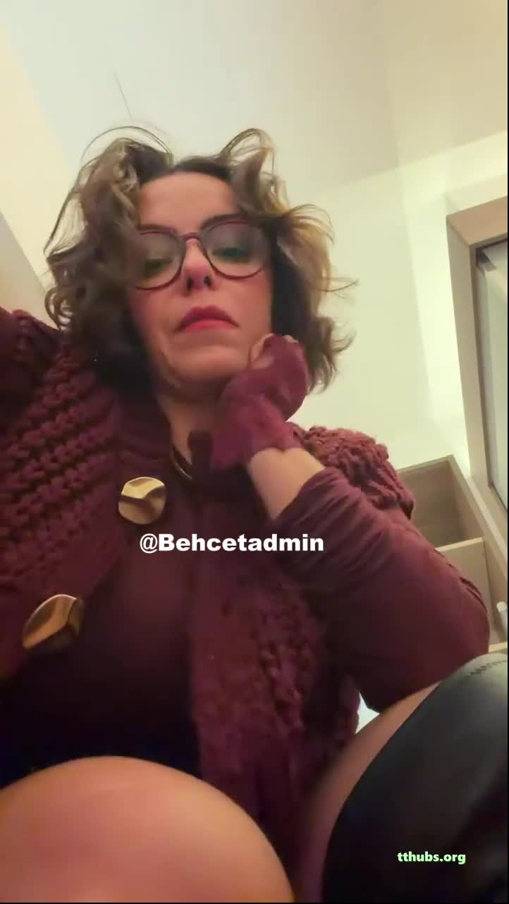 Karolin Fişekçi Çizmeleri Çıkarıp Ayak Ezme Ifsa