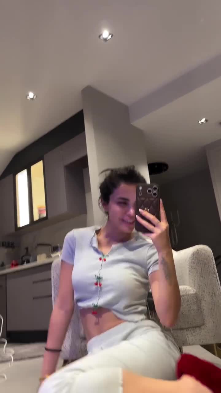 Ece Ronay Ifsa Kiraz Crop Karnı