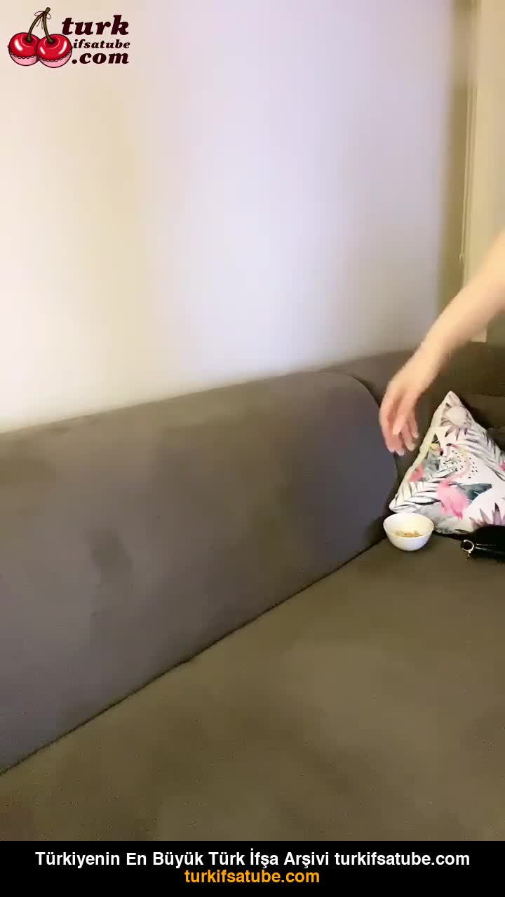 Naz Elbir Şampanya Kadehiyle Grup Daveti