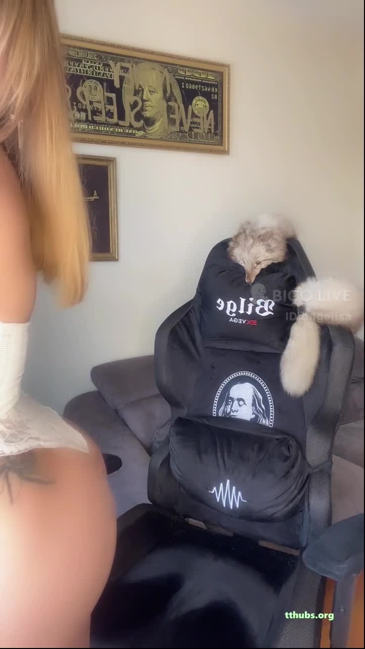 Bilgelisa Beyaz Korse Dövmeli Kalça Costuruyor