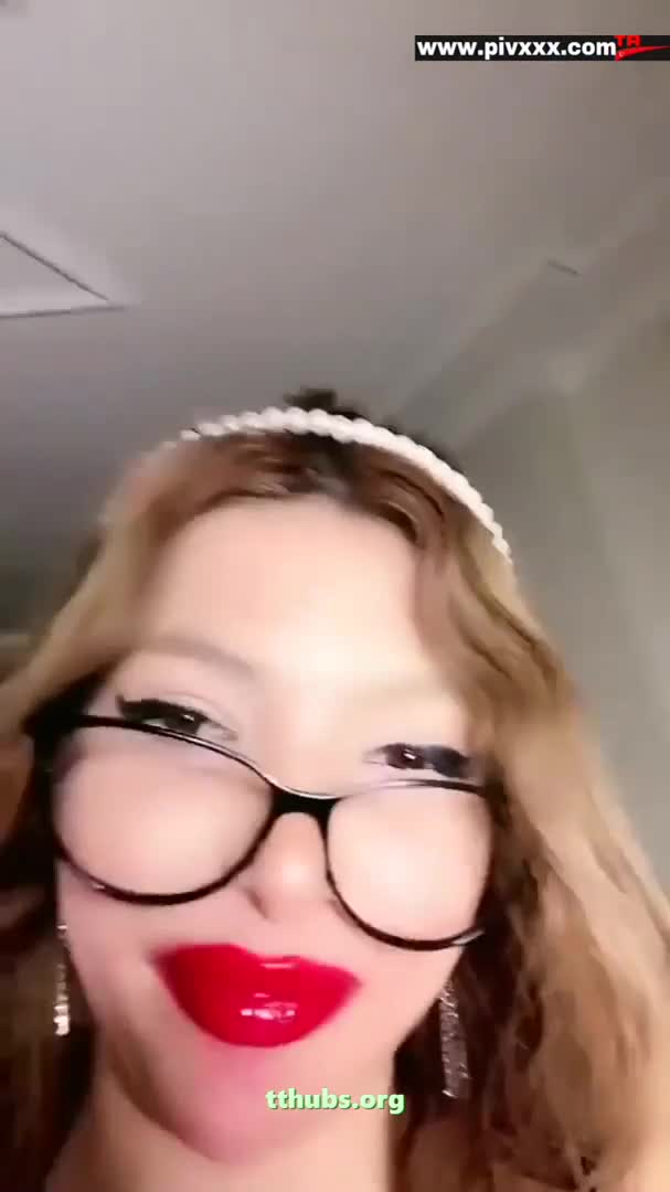 HelloDespina Gözlüklü Rujlu Dildo Çıkarıp Soyunuyor