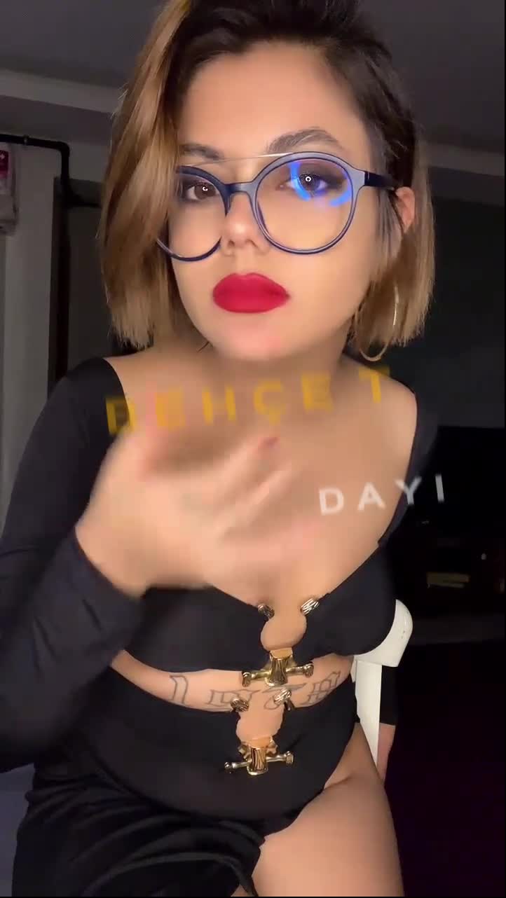 Tango Doa Behcet Dayı Elbisede Göğüs Gosteriyor