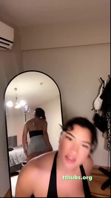 Burcu Yıldız Siyah Askılı Kısa Şort Kalça Sallama