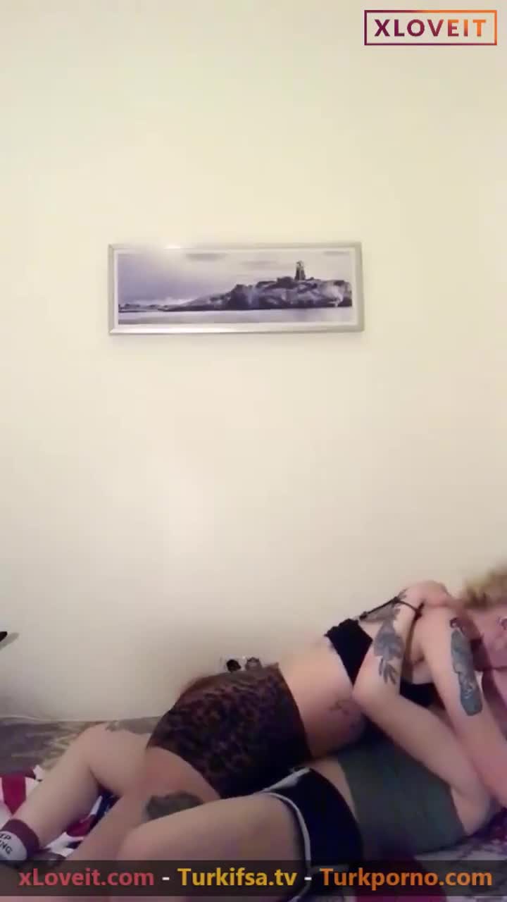 Türk Olgun Lezbiyen İfşa Dövmeli Canlı HD