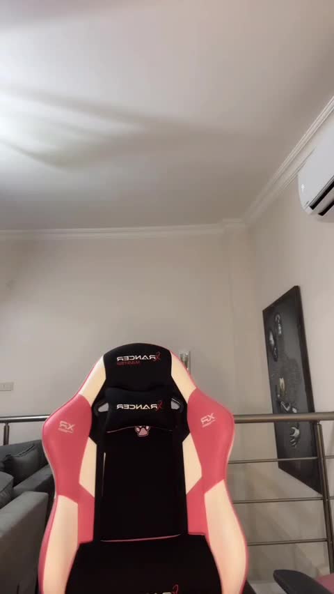 Nehirpp Gaming Koltuğunda Yaslanıp Kalça Sallıyor