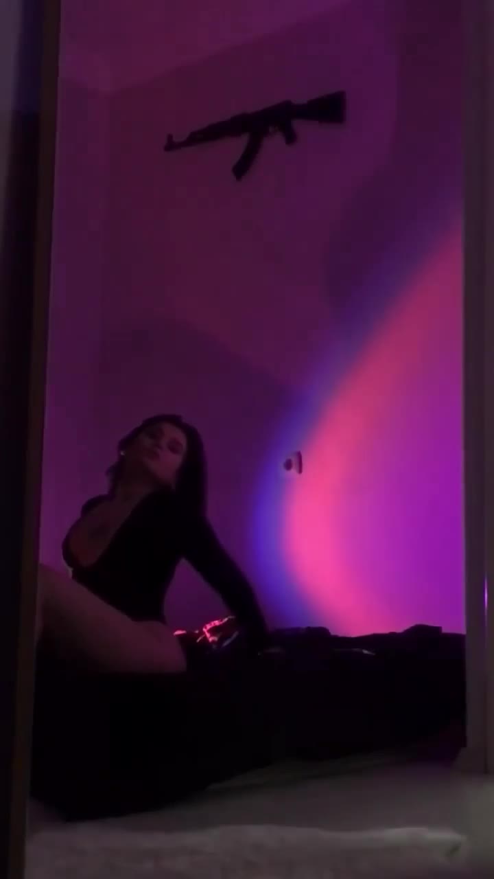 Haze44 Ifşa: Siyah Çorapla Bacak Açma Mor Işık