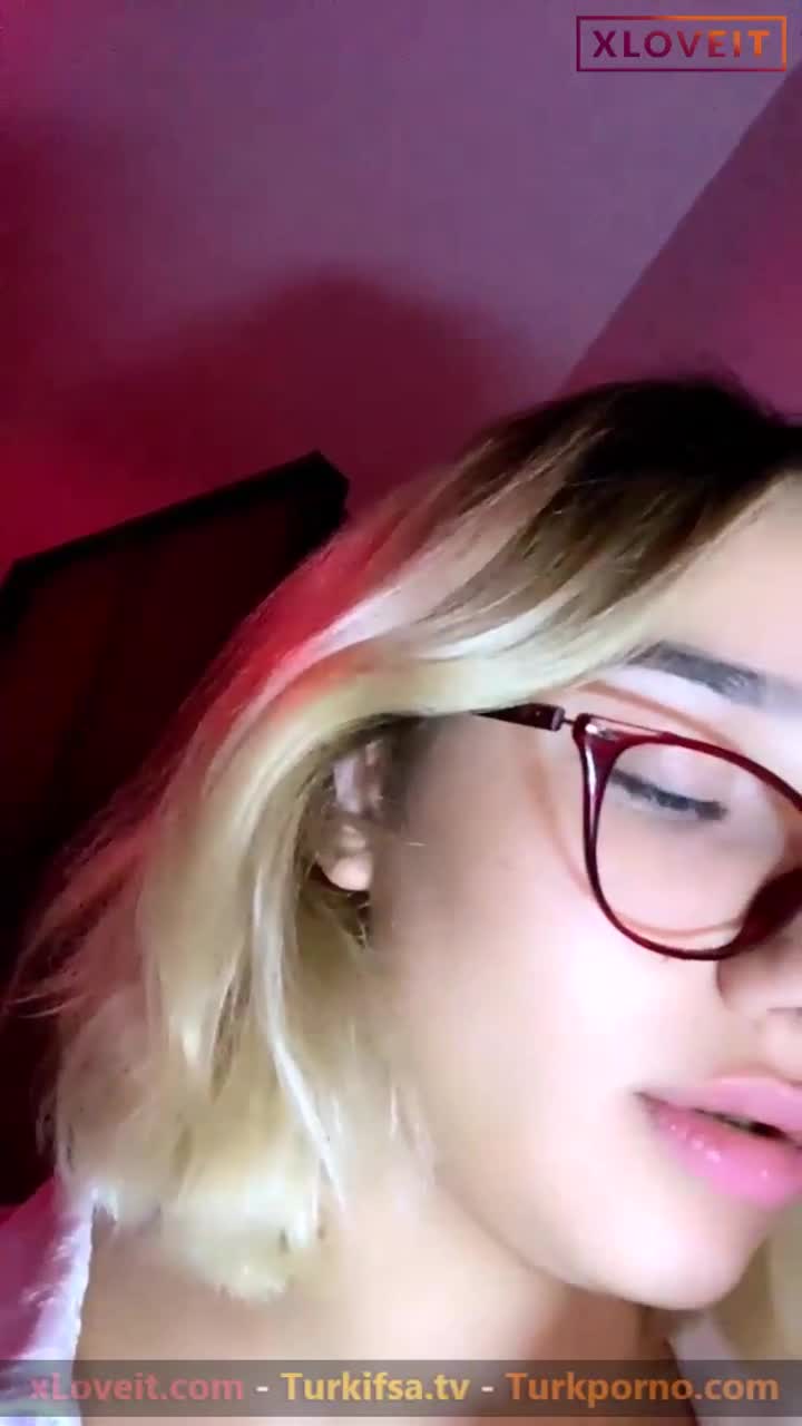 Devriliyorum Naz Parmak Emdi Yaladi