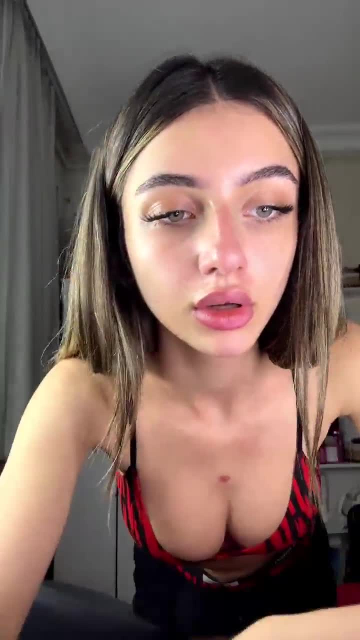 Elanur Ayan Kırmızı Askılı Dudak Ifşa OnlyFans