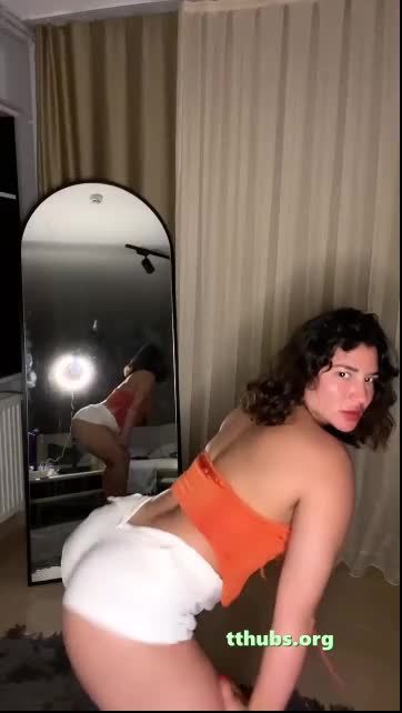 Ayna Önü Beyaz Şort Kalça Costurma Ifşası