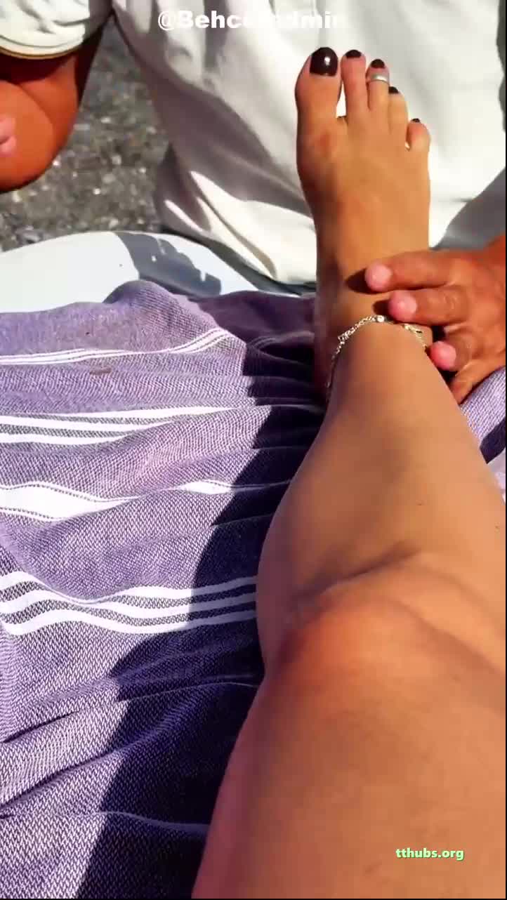 Karolin Fişekçi Plajda Mor Oje Ayak Oksuyor Ifsa