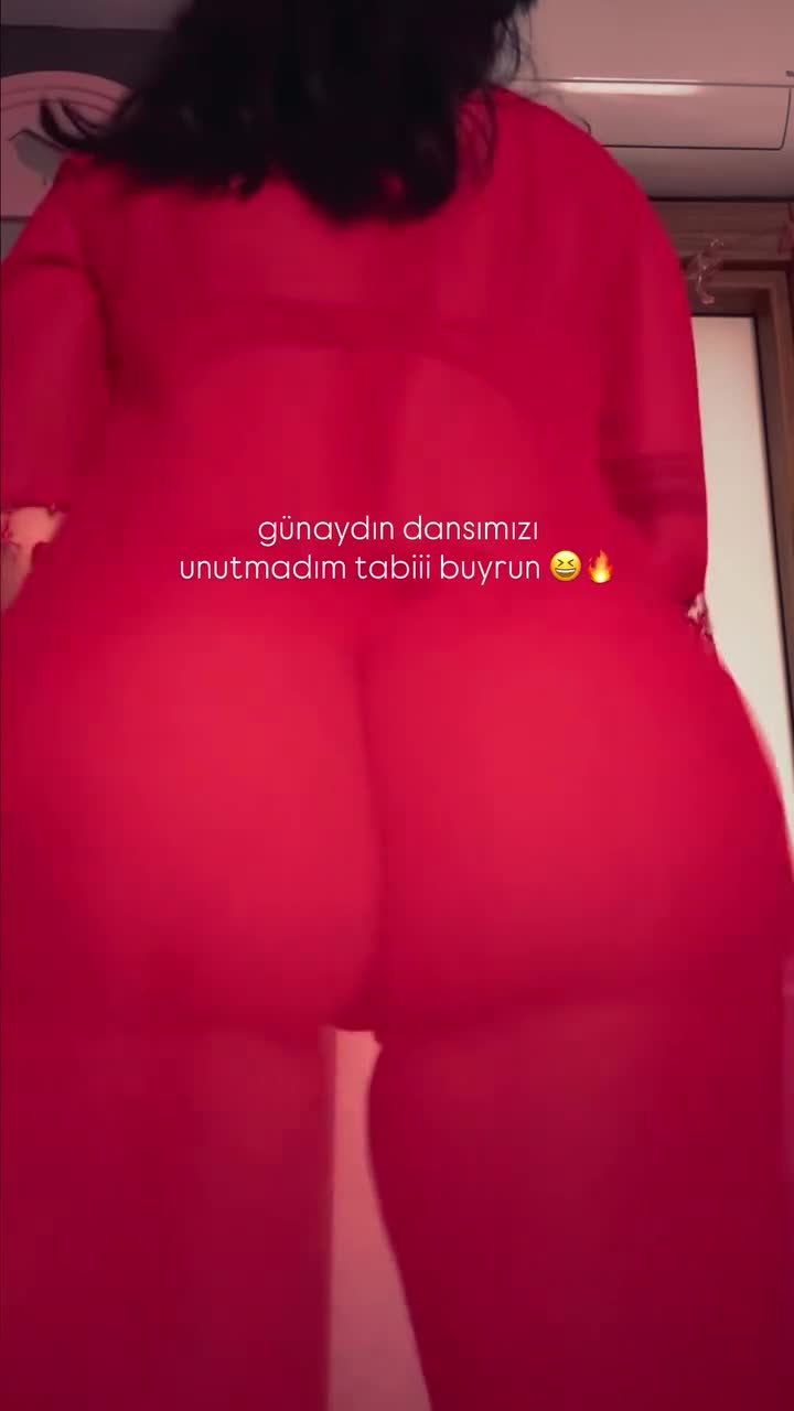 Cansu Bade Taş Kırmızı Elbise Domalma