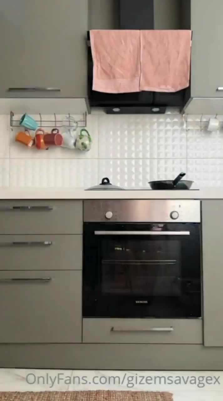 Gizemsavage Mutfak Dildo Amin Vurma Şovu