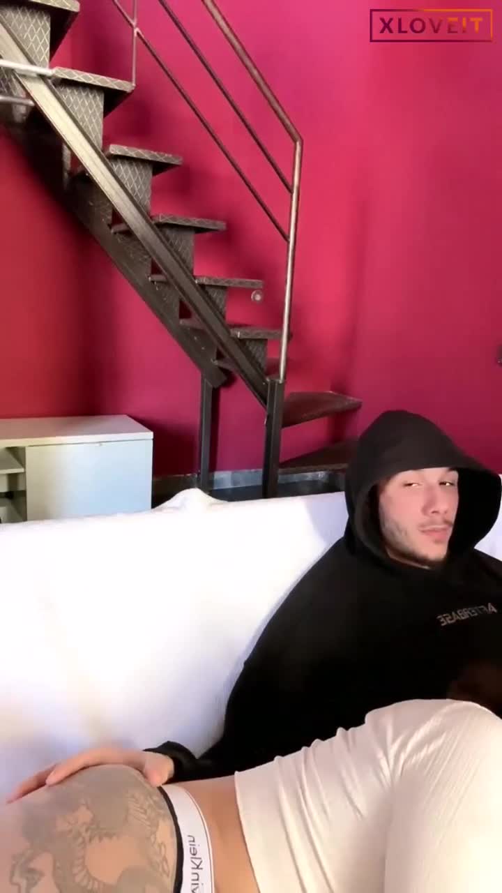 Naz Elbir Ifsa Tayt Indirip Sikiliyor